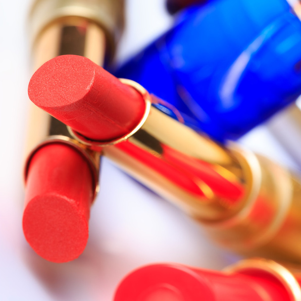Isolé différentes nuances de rouges à lèvres colorés sur blanc
 - Photo, image