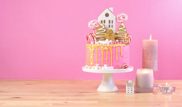 Παιδική τούρτα Candyland Χριστουγεννιάτικη τούρτα σε ροζ και χρυσό τραπέζι. - Φωτογραφία, εικόνα