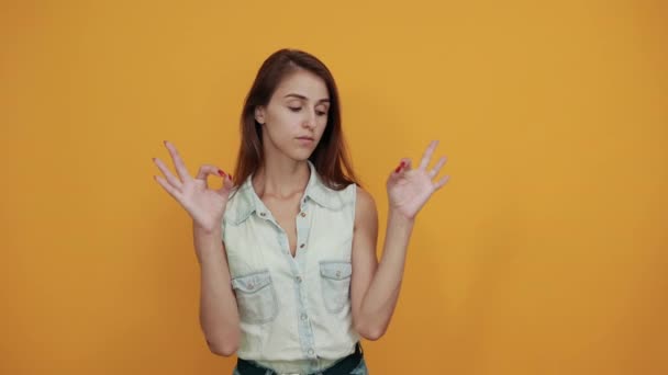 Ηρεμία καυκάσιος γυναίκα σε μπλε πουκάμισο denim κάνει Εντάξει χειρονομία, αναζητούν αρκετά - Πλάνα, βίντεο
