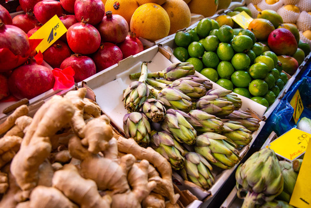 mercado semanal verduras frescas Artischocke
 - Foto, Imagen