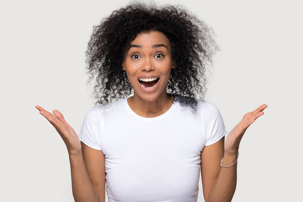 Heureuse femme afro-américaine excitée avec la bouche ouverte célébrant le succès
 - Photo, image