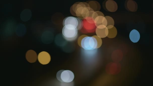 Beelden van de nacht stad straatverlichting bokeh achtergrond, Defocused auto lichten, Abstracte kleurrijke bokeh - Video