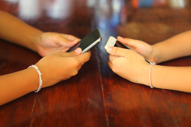 Jóvenes usando teléfonos inteligentes - adolescentes compartiendo contenido en redes sociales con teléfonos inteligentes móviles - concepto de tecnología moderna con jóvenes adictos a la Internet en dispositivos móviles
 - Foto, Imagen