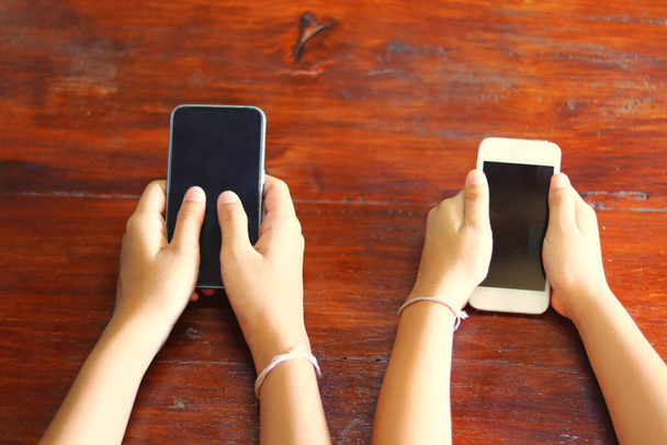 Молоді люди використовують смартфони - підлітки діляться контентом у соціальних мережах з мобільними смартфонами - сучасна концепція технології з молодими людьми, залежними онлайн на мобільних пристроях
 - Фото, зображення