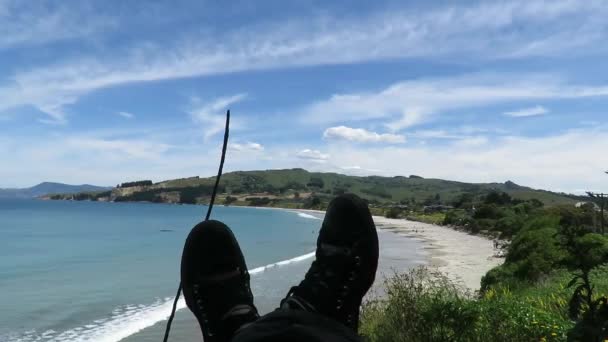 Blick auf die Füße, Beine mit Blick auf den Karitane-Strand in Dünen, Neuseeland. - Filmmaterial, Video