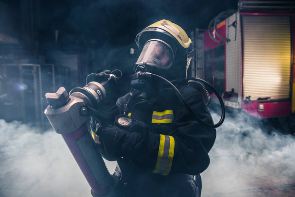 Retrato de una bombera con casco y toda la seguridad
 - Foto, Imagen