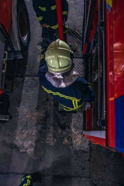 Hasiči kontrolují hasičské vozy uvnitř hasičů z ptačí perspektivy - Fotografie, Obrázek