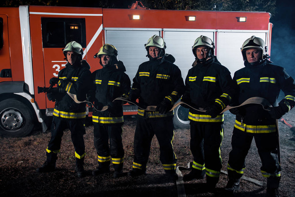 Departamento de bomberos en el campo durante una situación de emergencia de incendios - Foto, Imagen