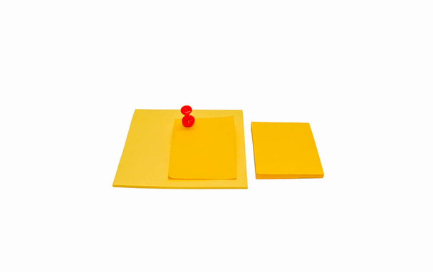 gelbe Haftnotizen und rote Nadel isoliert auf weißem Hintergrund - Foto, Bild