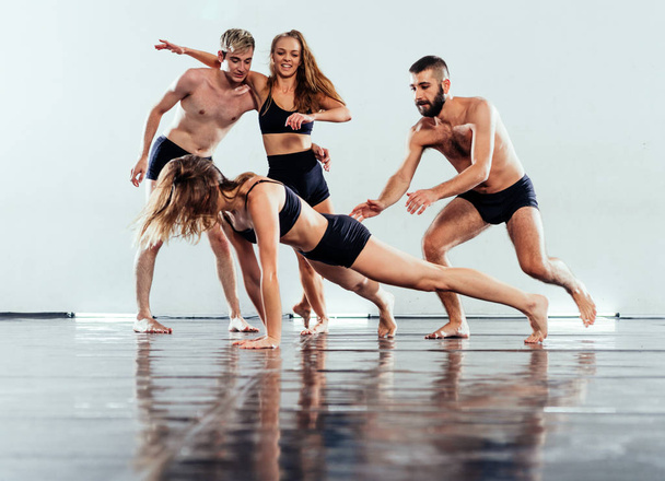 Groep balletdansers draagt een zwarte panty tijdens een danspraktijk - Foto, afbeelding