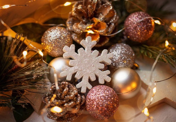 Gyönyörű csendélet vagy illusztrációk a karácsonyi szellem és dekorációk sok részletet egy meleg és szelíd fény egy gazdag bokeh - Fotó, kép