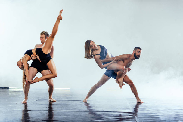 Schöne schlanke junge Tanzpartnerinnen führen elegante Ballettchoreographien auf - Foto, Bild