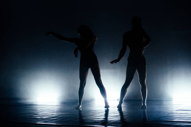 Danseurs gracieux mince effectuant une routine de danse dans le studio - Photo, image