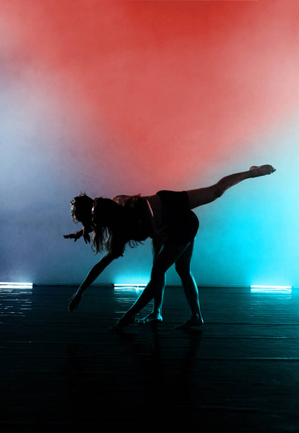 Zeitgenössische Tanzdarsteller im Tanzpraxisunterricht - Foto, Bild