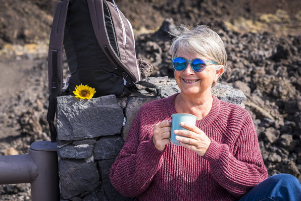 Счастливые пожилые годы зрелый пожилая красивая леди с белыми волосами наслаждаясь активного отдыха образ жизни и пить здоровый чай или кофе  - Фото, изображение