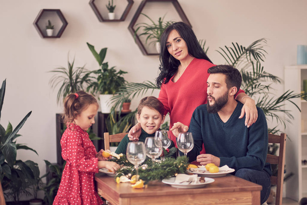 家族でクリスマスのお祝いの概念。家族で楽しむクリスマスディナーの背景 - 写真・画像
