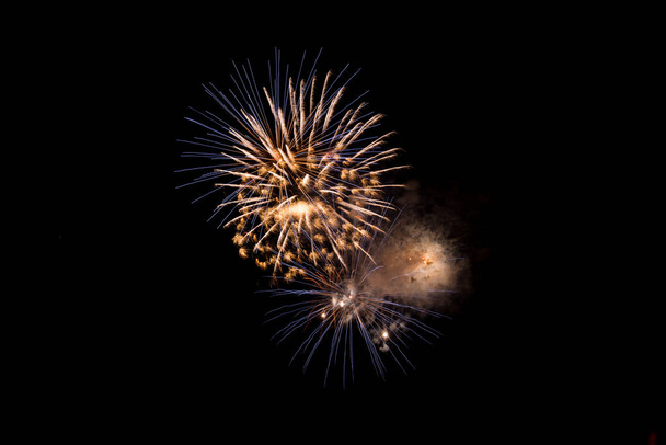 Ohňostroj na obloze pro oslavu a novoroční koncept - Fotografie, Obrázek