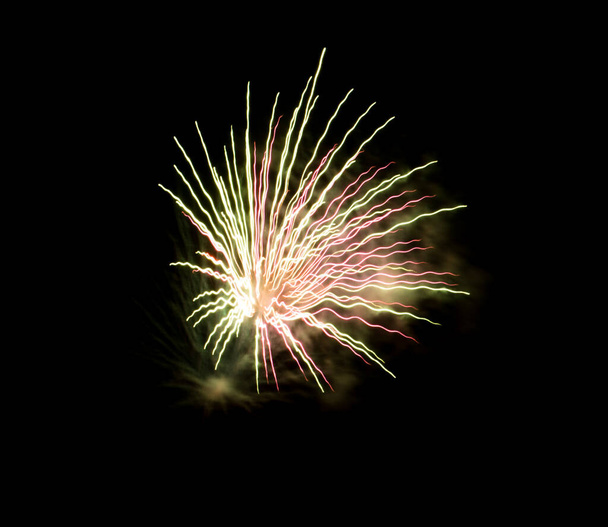 Πυροτεχνήματα στον ουρανό για εορτασμό και την έννοια του νέου έτους - Φωτογραφία, εικόνα