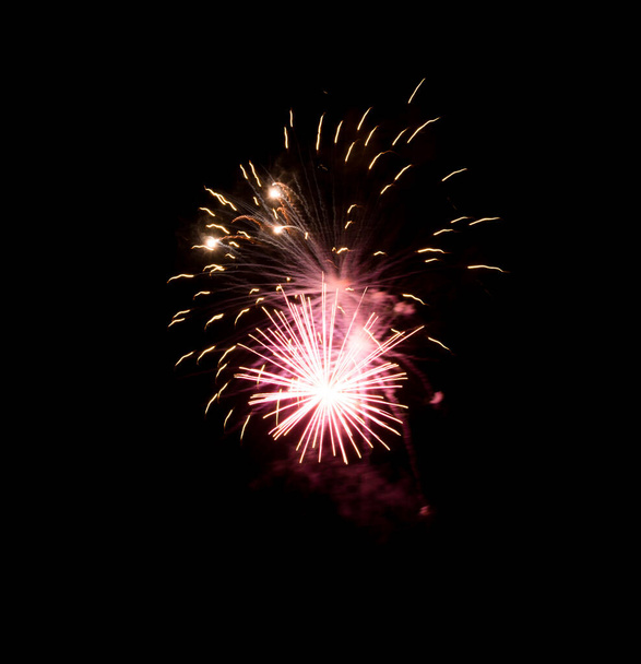 Tűzijáték az égen az ünneplés és az újévi koncepció - Fotó, kép