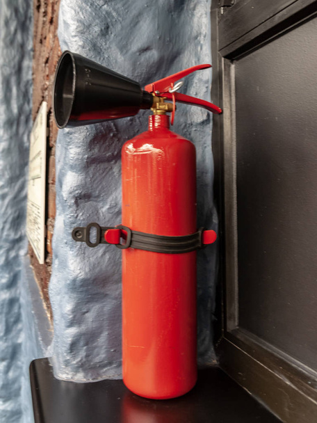 vörös tűzoltó készülék nyilvános helyen a tűzbiztonság érdekében - Fotó, kép