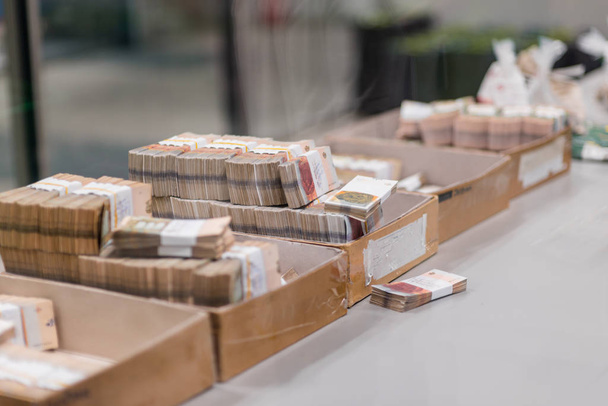 Çeşitli banknotlarla dolu karton kutular - Fotoğraf, Görsel