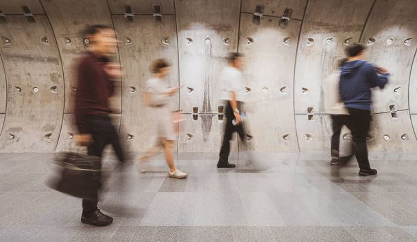 İş gününün yoğun saatinde modern metro tünelinde yürüyen tanınmayan iş adamlarının bulanık kalabalığı iş ve ulaşım kavramını bulanıklaştırıyor.,  - Fotoğraf, Görsel