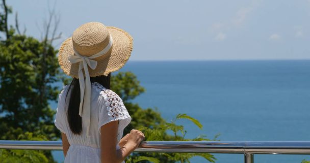 Woman tourist look at the sea ocean - Φωτογραφία, εικόνα