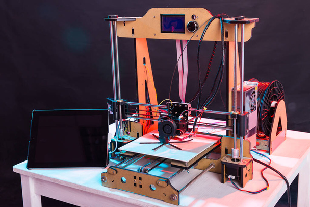 Impresora electrónica de plástico tridimensional durante el trabajo en laboratorio, impresora 3D, impresión 3D
 - Foto, imagen
