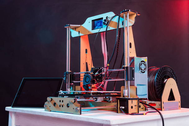 3D-принтер, що працює і друкує пластиковий прототип
 - Фото, зображення