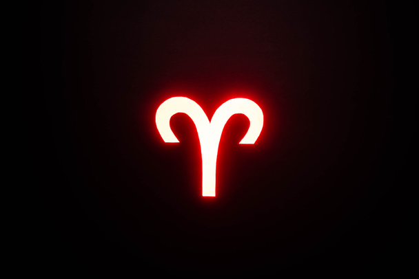 czerwony podświetlany znak zodiaku Barana na czarnym tle - Zdjęcie, obraz
