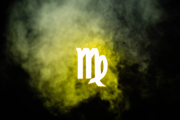 Signo zodiacal de Virgo iluminado amarillo con humo sobre fondo
 - Foto, imagen