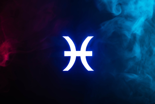 azul iluminado Peixes signo do zodíaco com fumaça colorida no fundo
 - Foto, Imagem