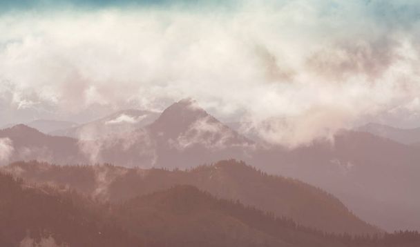 Magnifique sommet montagneux dans la chaîne des Cascades du Nord, Washington / USA - Photo, image