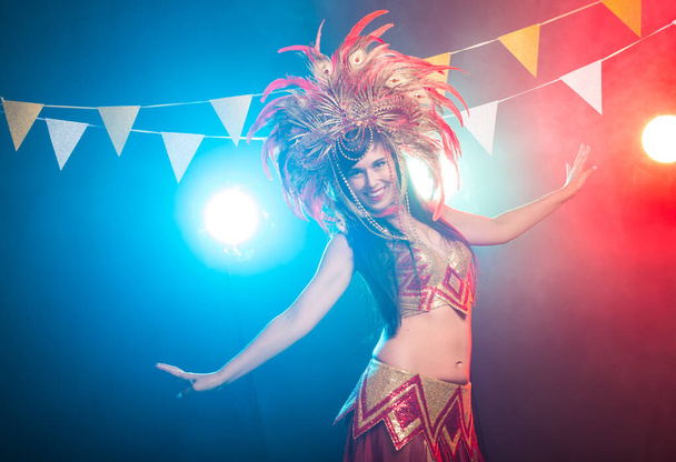 Vacaciones, fiesta, baile y concepto de vida nocturna - Mujer hermosa vestida para la noche de carnaval
 - Foto, imagen