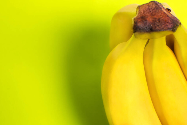 Dojrzały banan na dietę i ćwiczenia na zielonym tle - Zdjęcie, obraz