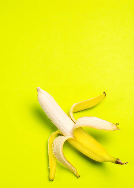 Ripe banana for diet and exercise on a green background - Foto, Imagen