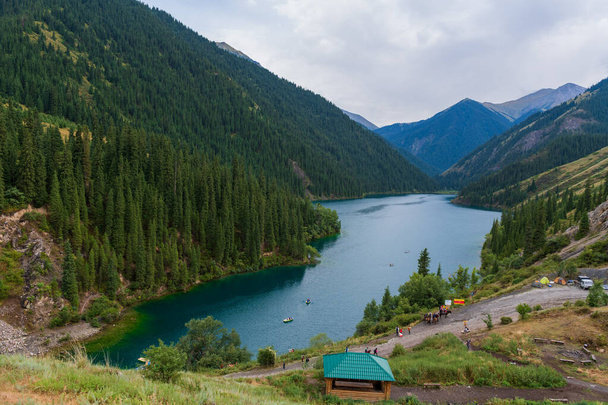 Kolsay Gölü - Kazakistan 'daki dağ gölü - Fotoğraf, Görsel