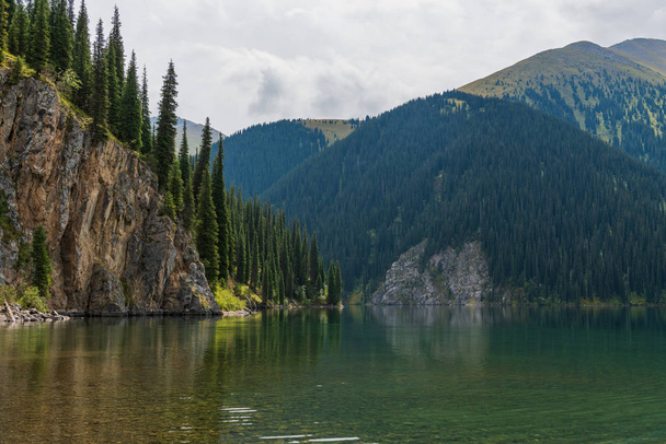 Kolsay Gölü - Kazakistan 'daki dağ gölü - Fotoğraf, Görsel