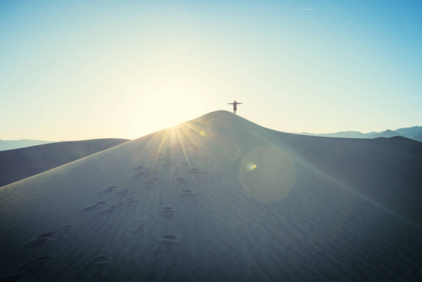 Caminante en el desierto de arena. Hora del amanecer. - Foto, imagen