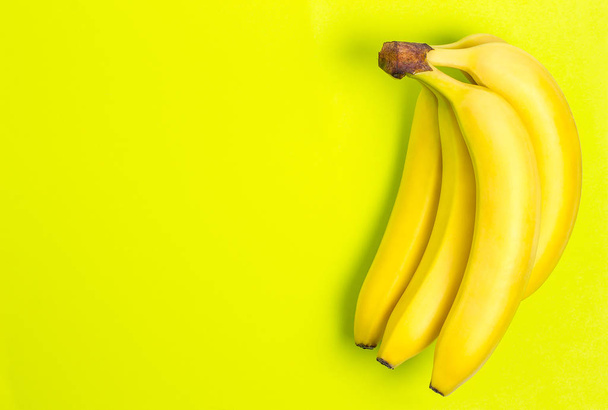 緑の背景に食事や運動のためのバナナを熟す - 写真・画像