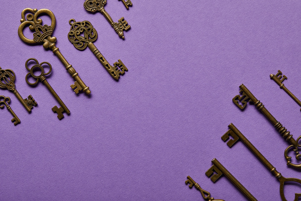 widok z góry vintage klucze na fioletowym tle - Zdjęcie, obraz