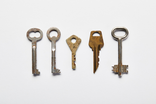 byt ležel s vintage rezavé klíče na bílém pozadí - Fotografie, Obrázek