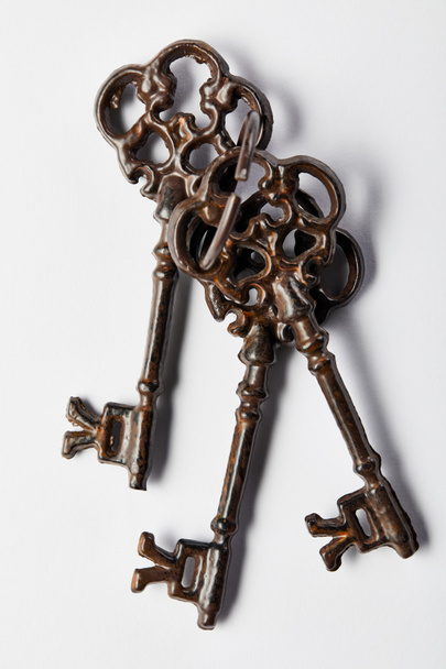 Beyaz arkaplanda eski anahtarların üst görünümü - Fotoğraf, Görsel
