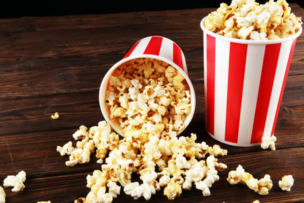 Kino koncepcja z popcornu. słodki i słony popcorn - Zdjęcie, obraz