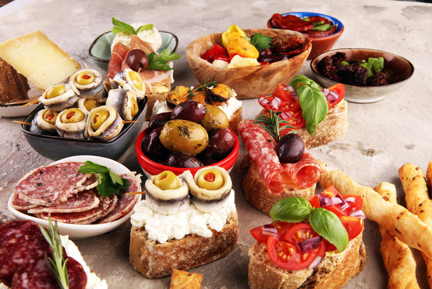 Vorspeisentafel mit italienischen Antipasti-Snacks und Wein im Glas - Foto, Bild
