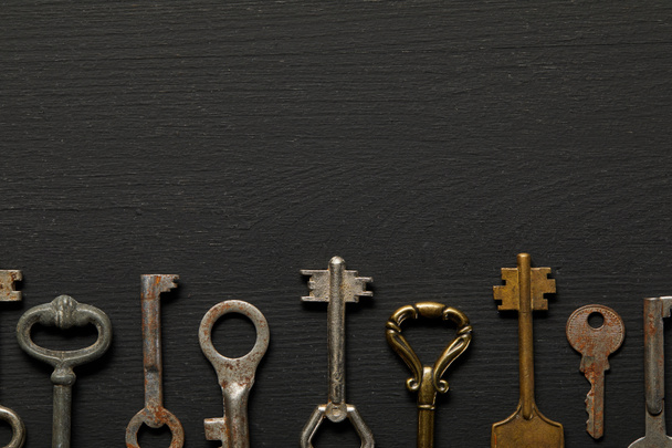 tasainen lay vintage ruosteinen avaimet musta tausta
 - Valokuva, kuva