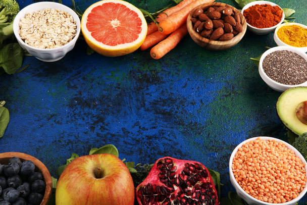 Здорове харчування чистий вибір їжі: фрукти, овочі, насіння, су
 - Фото, зображення