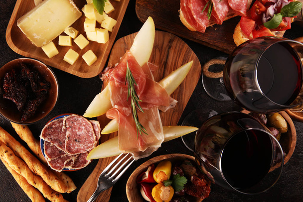 ワイン イタリア前菜スナック セットです。チーズ各種、地中海 - 写真・画像
