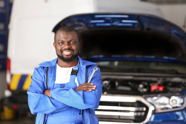 Afrikkalainen-amerikkalainen mekaanikko auton huoltokeskuksessa
 - Valokuva, kuva