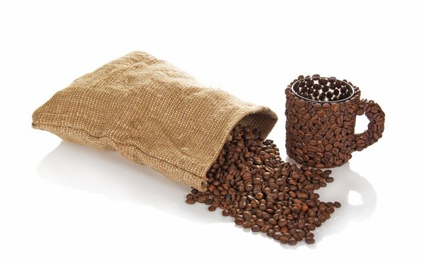 La tasse faite de grains de café, et sac avec du café
 - Photo, image